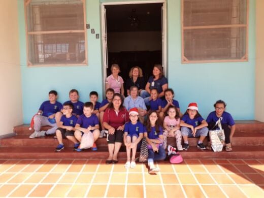 Visita de alunos da rede municipal a idosos