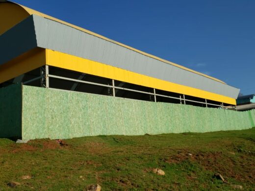 Obras de fechamento de quadras esportivas
