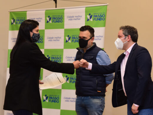 Prefeito dá posse a novos professores