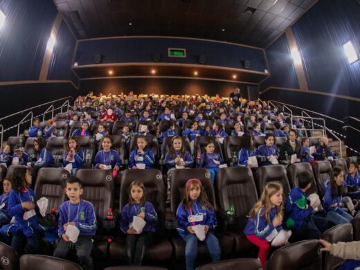 Prefeitura promove cinema nas escolas através do projeto Luz, Câmera, EducAÇÃO