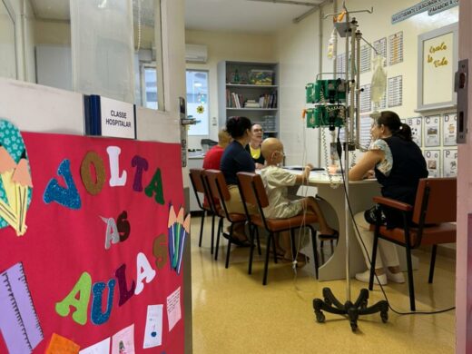 Projeto Escola de Vida garante continuidade dos estudos durante o tratamento de saúde