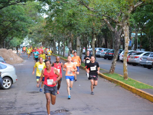 Corrida noturna reúne mais de 600 atletas