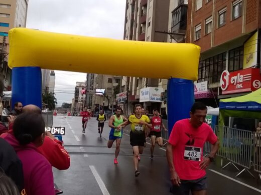 Mesmo com chuva, mais de 700 atletas na corrida