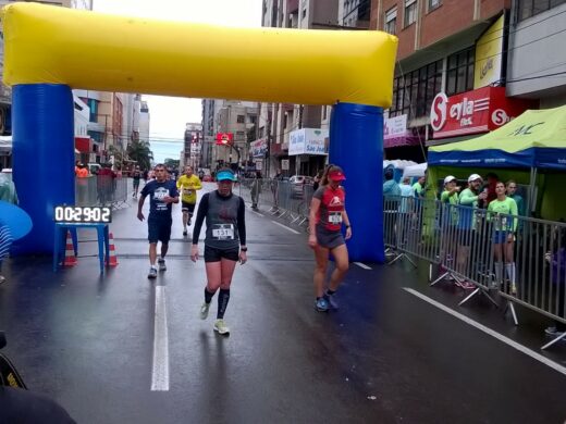 Mais de 890 atletas participam da corrida