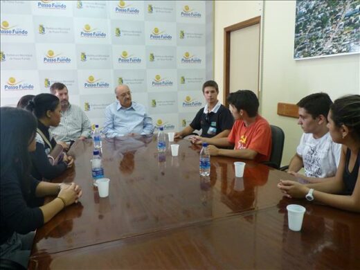 Passagens: prefeito recebe estudantes
