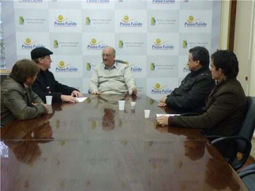 Prefeito recebe entidades de servidores