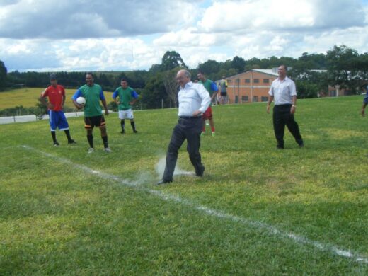Vigilantes inauguram campo de futebol