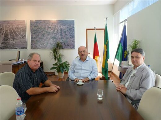 Prefeito recebe presidente em exercício do Legislativo