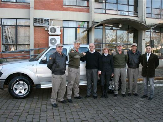 Prefeito entrega veículo ao Corpo de Bombeiros