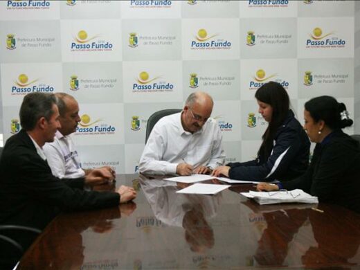 Município recebe área em permuta com Diocese