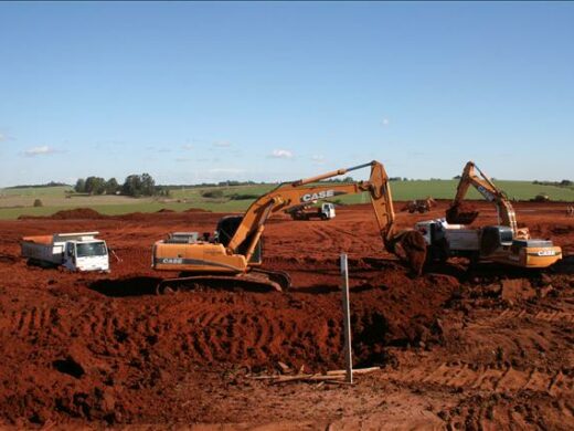 Prefeito pede agilização da licença ambiental da Manitowoc