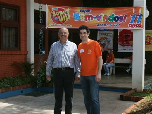 Prefeito presente nas comemorações da Rede Super Útil