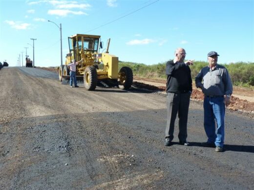 Dipp confere obras de pavimentação no Distrito Industrial Paulo Rossatto