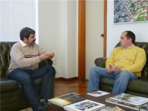 Rene Cecconello recebe visita do deputado Luciano Azevedo
