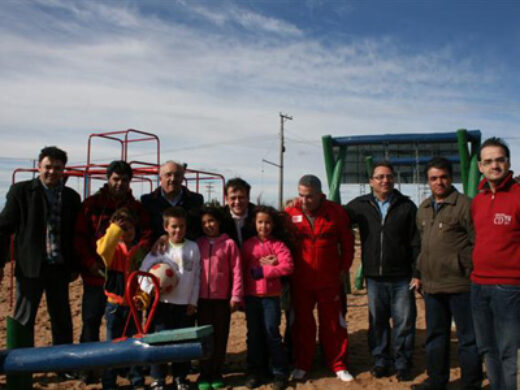 Prefeitura entrega mais duas praças