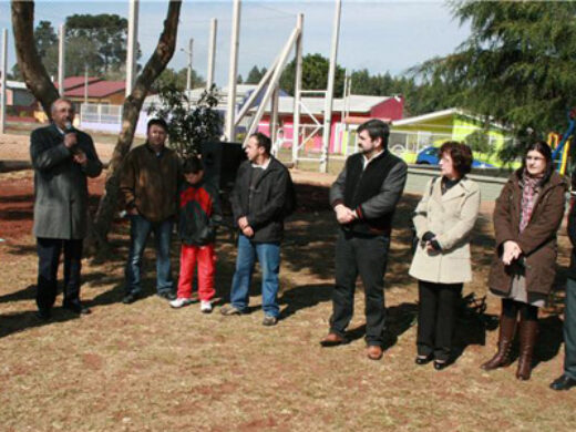 Prefeito entrega praça na Hípica