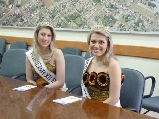 Prefeito recebe soberanas da Expomarau