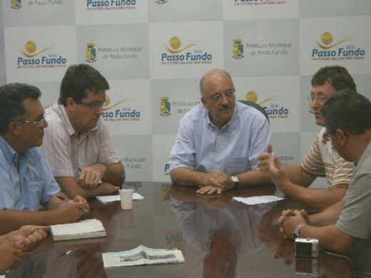 Prefeito recebe grupo que ocupou área na Vila Nova