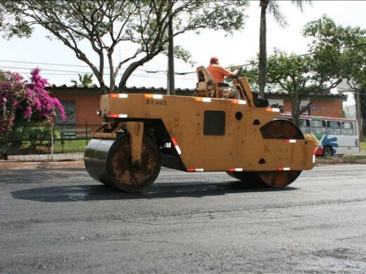 Prefeito autoriza compra de maquinários e veículos