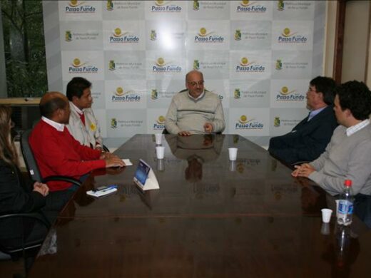 Candidatos da Chapa 3 da UPF visitam prefeito Dipp
