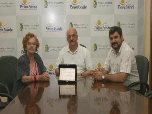 Eloísa Almeida apresenta resultados ao prefeito