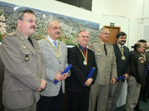 Dipp homenageado pelos bombeiros