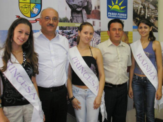 Prefeito recebe soberanas da Expopedras