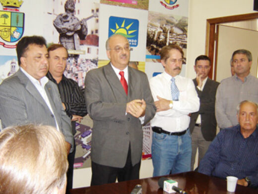 Prefeito nomeia novos secretários para substituir futuros candidatos