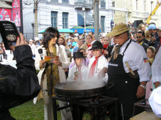 Semana do Município inicia com entrega de máquinas e equipamentos