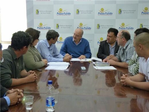 Prefeito assina Ordem de Serviço de duas praças de lazer