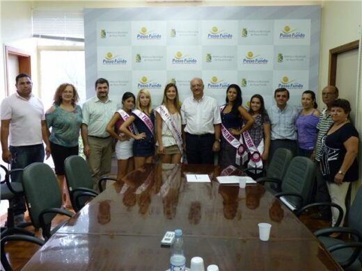 Candidatas a Mais Bela Comunitária do RS visitam prefeito