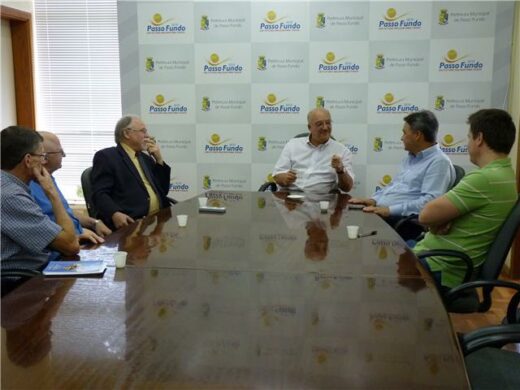 Comissão para a volta de uma organização militar ganha apoio do prefeito