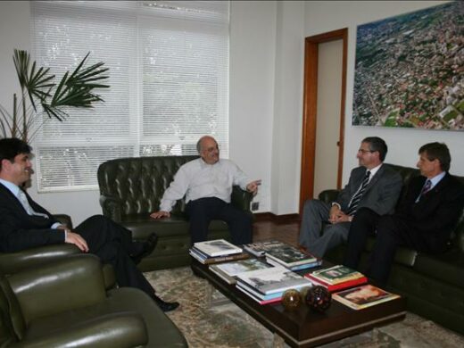 Novo superintendente da Caixa é recebido pelo prefeito Dipp