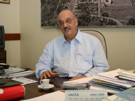 Prefeito Dipp recebe homenagem da Brigada Militar