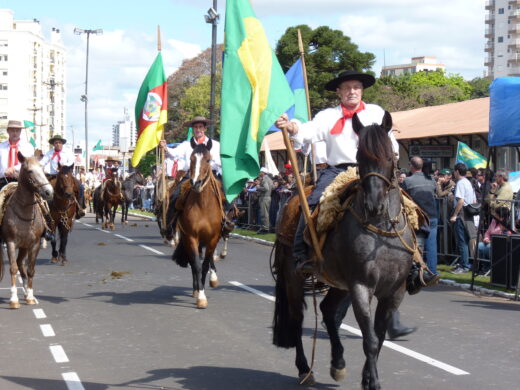 Desfile Farroupilha demonstra  orgulho e tradicionalismo em Passo Fundo