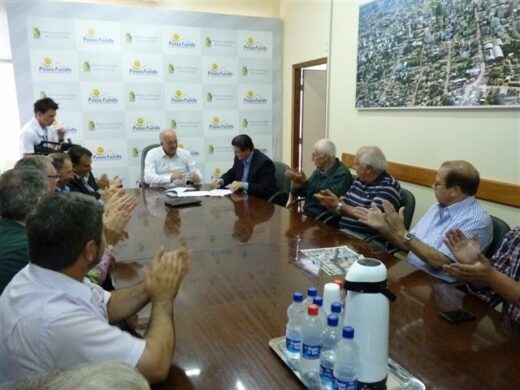 Dipp assina concessão de terra ao Sport Clube Gaúcho