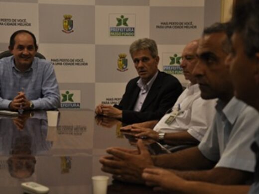 Prefeito recebe comissão de trabalhadores do transporte coletivo