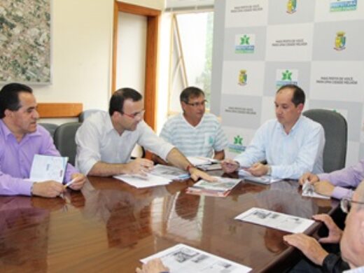 Representantes da Associação Mais Morom apresentam reivindicações ao prefeito