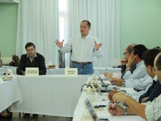 Seminário avalia 100 primeiros dias de governo