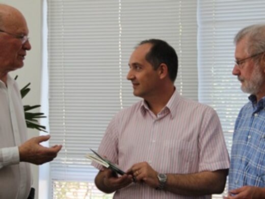 Prefeito recebe obra que fala sobre as memórias de educadores da UPF