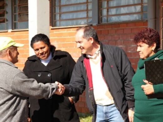 Moradores do Záchia pedem muro para escola em visita do prefeito ao bairro