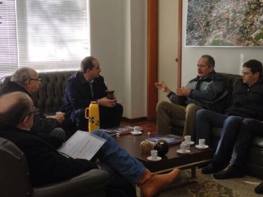 Prefeito recebe ministro do Esporte Aldo Rebelo