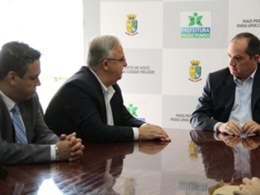 Prefeito recebe deputado Basegio e trata de assuntos da saúde