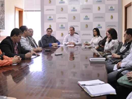 Fortalecimento do Hospital Municipal é tratado em reunião