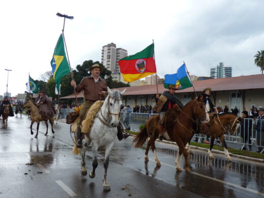 Desfile Farroupilha levou 5 mil passo-fundenses à Avenida Sete de Setembro