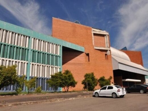 Continua aberto o edital de uso e exploração do Ginásio Teixeirinha