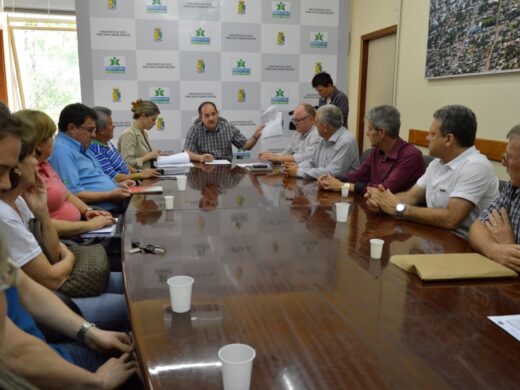 Prefeitura libera temporariamente estacionamento em um dos lados da  Avenida Moa