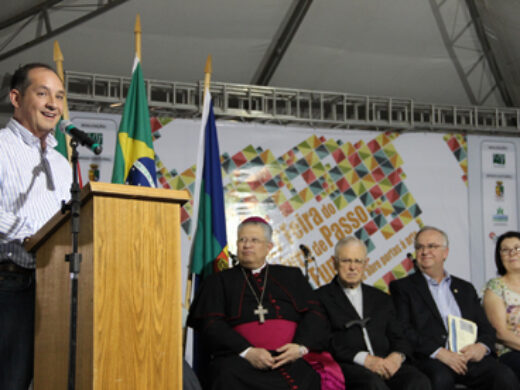 Prefeito anuncia Cheque Livro para os professores municipais