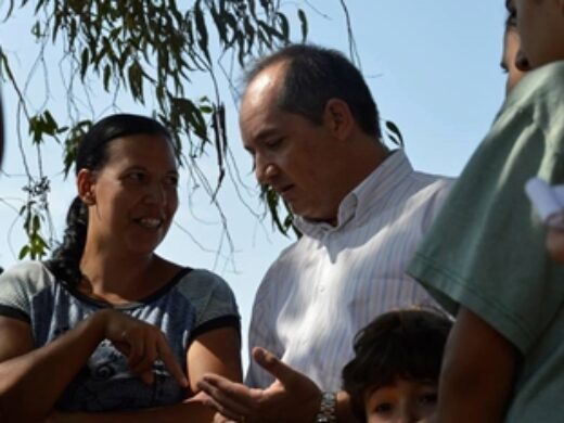 No Valinhos, prefeito ouve a comunidade e fala das ações do governo