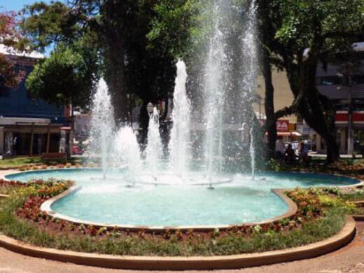 Prefeitura entrega nova Praça Marechal Floriano para a comunidade